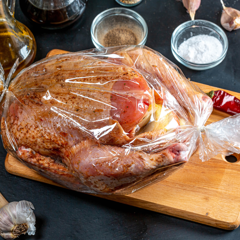 Курица в пакете готовится к запеканию 