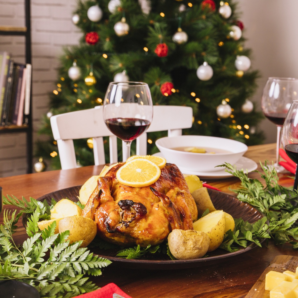 Рождественский гусь с картофелем на праздничном столе 
