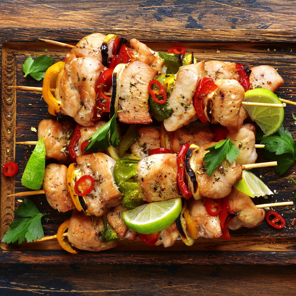 Вкусный куриный шашлык с овощами на шпажках