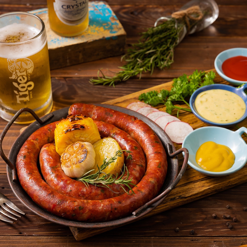 Домашняя колбаса с овощами с соусом и пивом