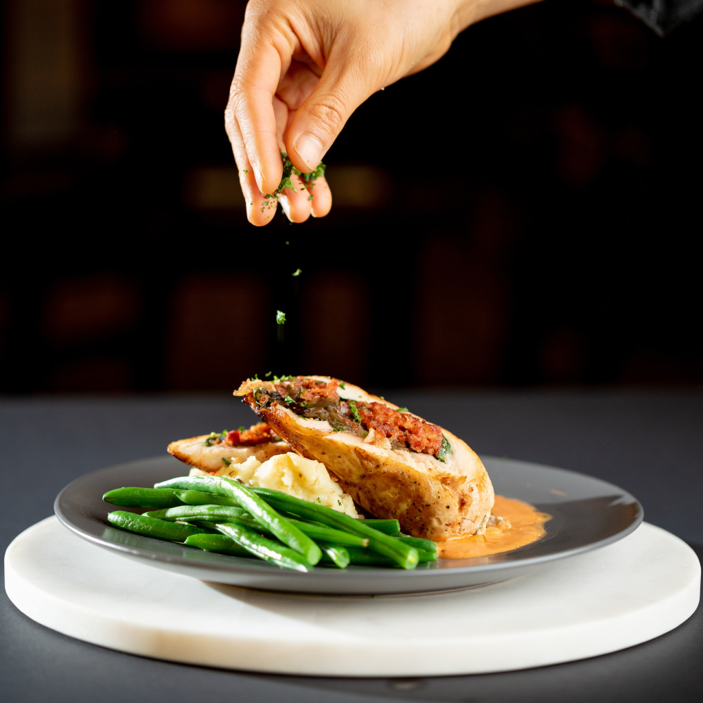 Рулет с зеленой фасолью на тарелке 