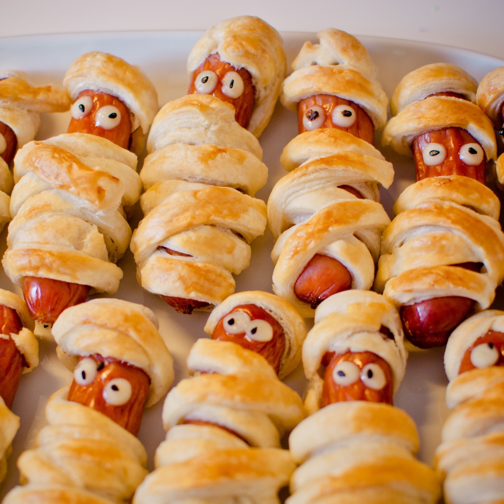 Сосиски в слоеном тесте на противне 