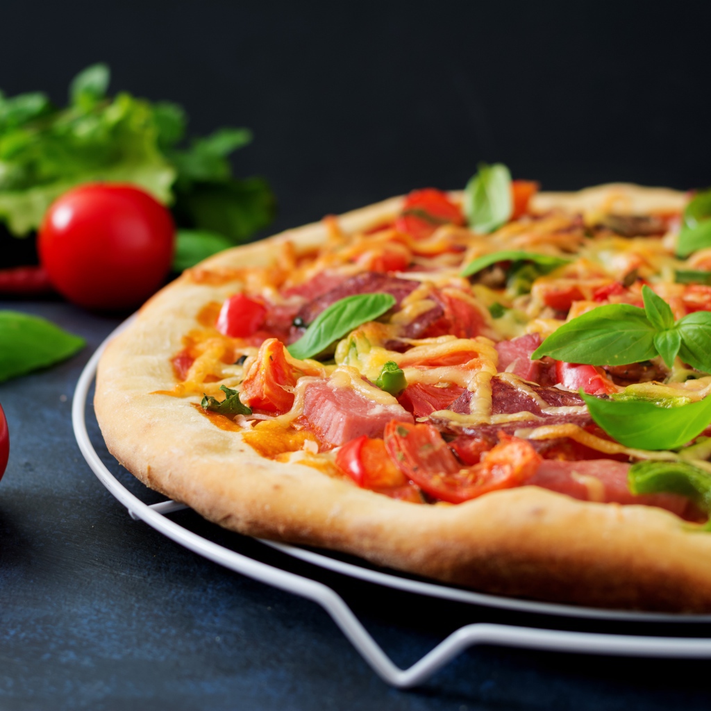 Аппетитная пицца с беконом и розмарином