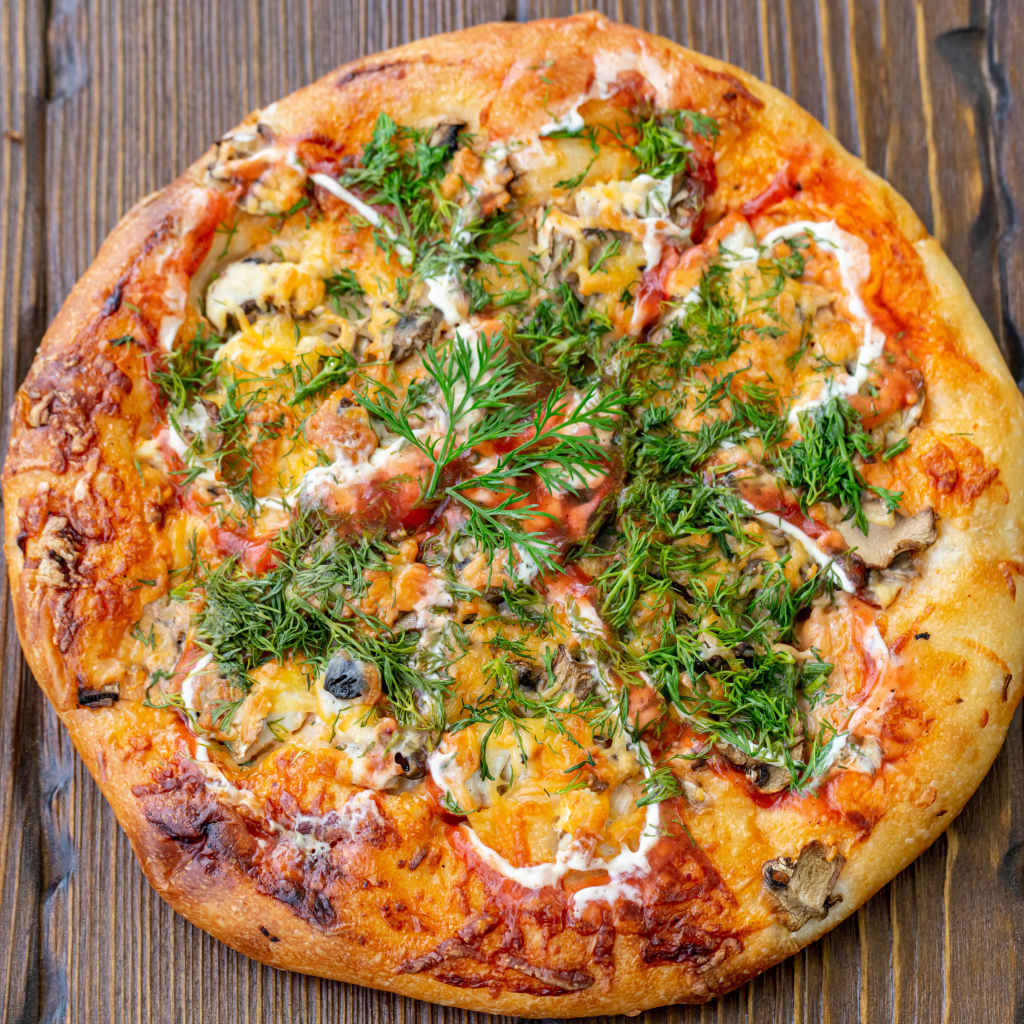 Вкусная свежая горячая пицца с укропом