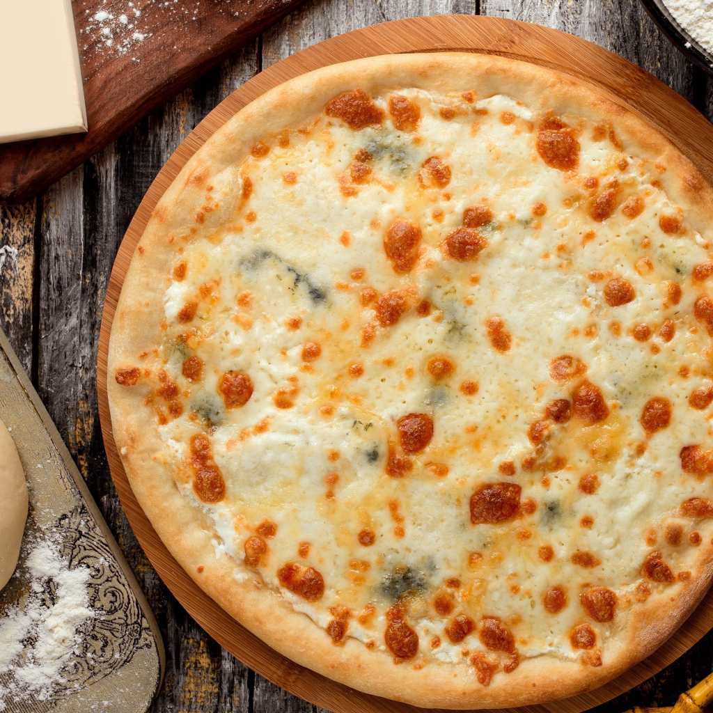 Горячая аппетитная пицца с сыром на столе