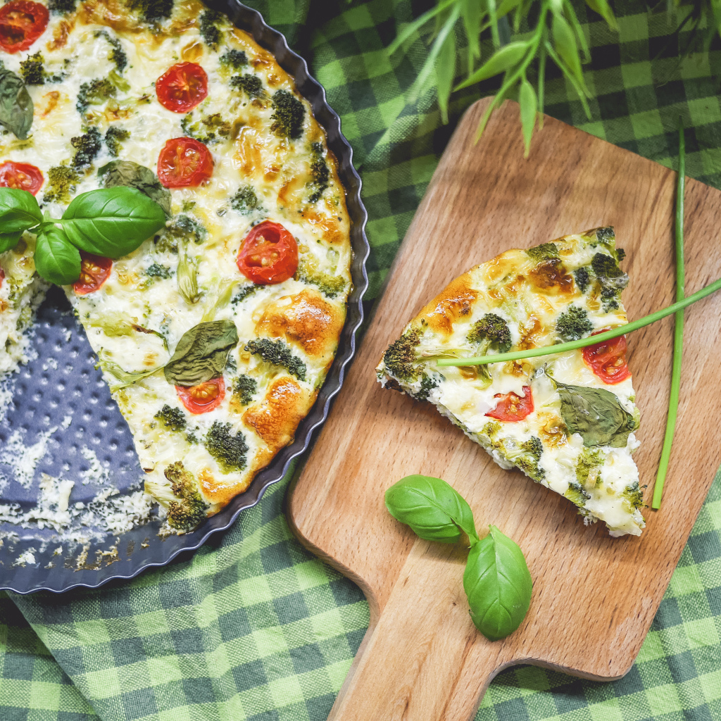 Пицца с помидорами, брокколи и базиликом
