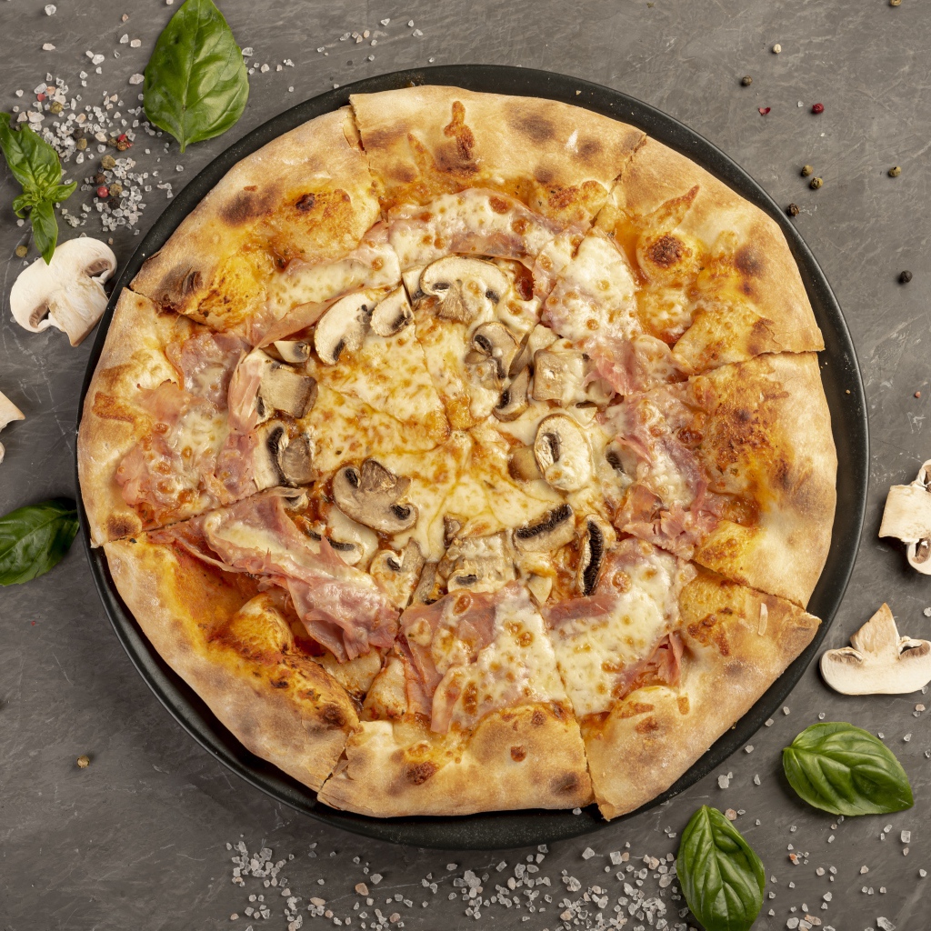Румяная пицца с беконом и грибами 