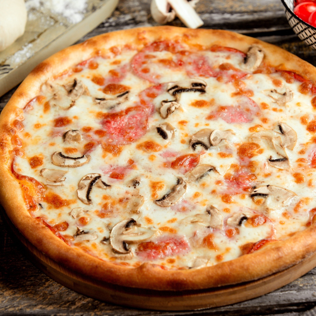 Вкусная пицца с грибами, колбасой и сыром