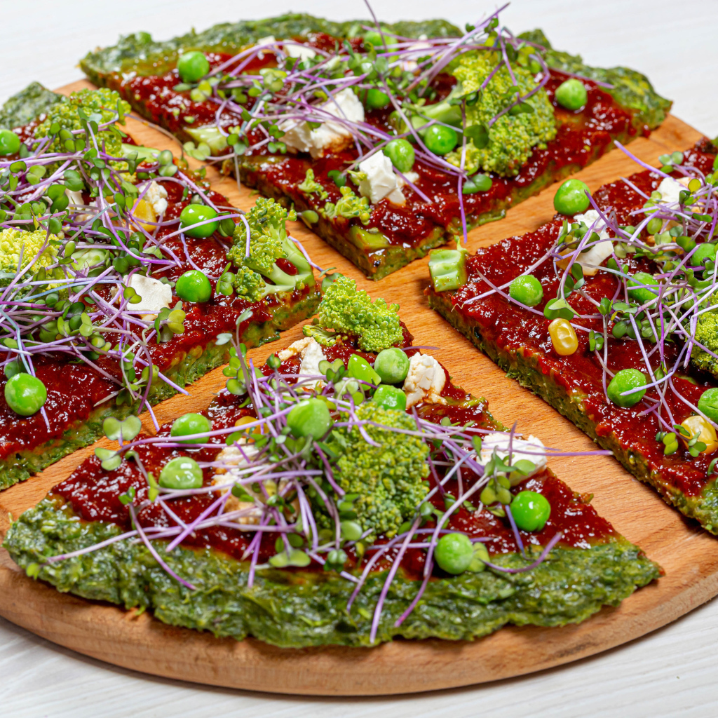 Вегетарианская пицца на доске на сером фоне