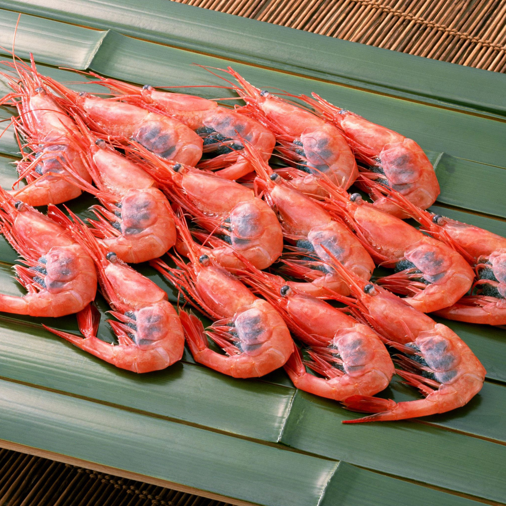 Вареные креветки на бамбуковой тарелке