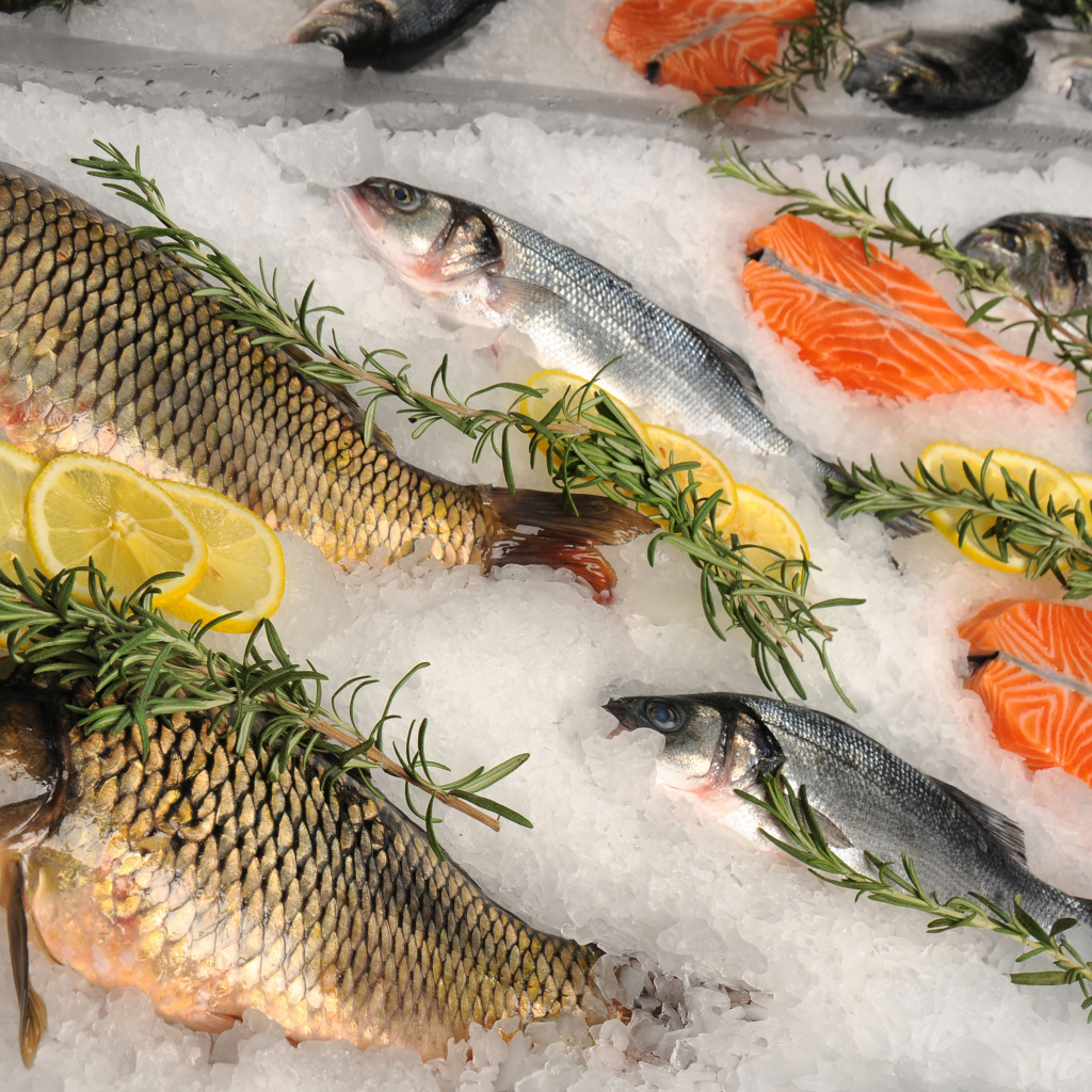 Свежая рыба в соли с лимоном и базиликом