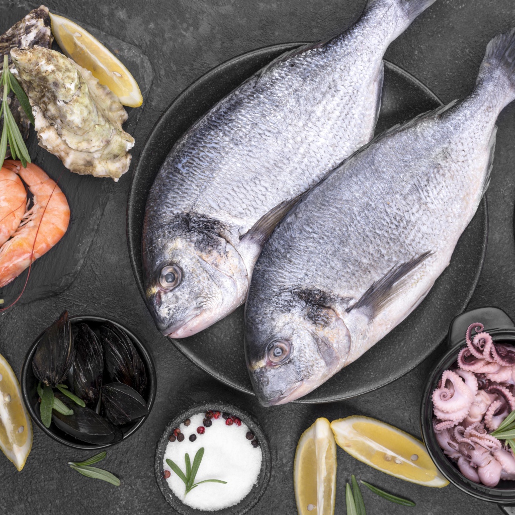 Свежие морепродукты на столе 