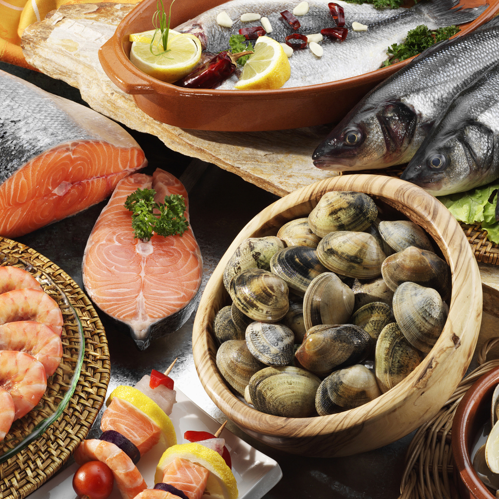 Мидии, креветки и свежая рыба на столе 