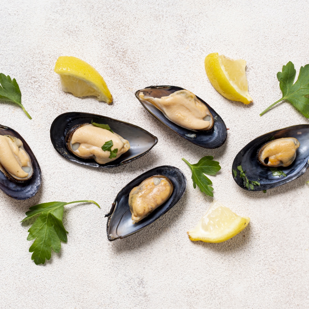 Мидии с кусочками лимона и петрушкой 