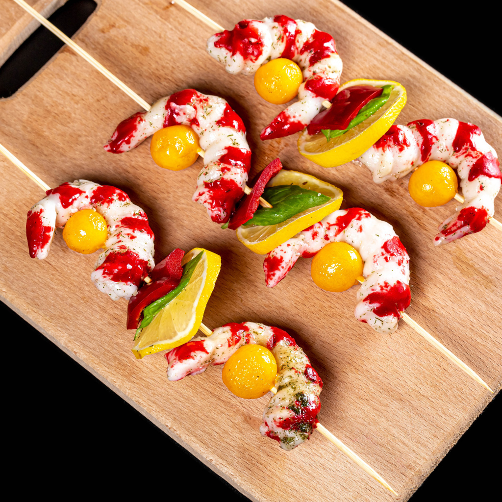 Креветки на шпажках с лимоном