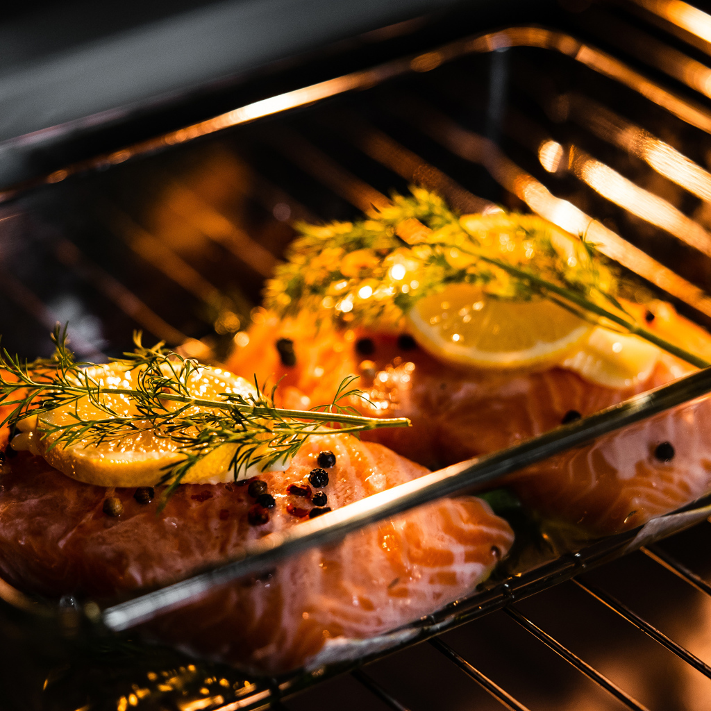 Кусочки красной рыбы на противне с лимоном 