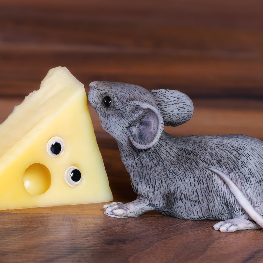 Figurine of a rat with a slice of cheese