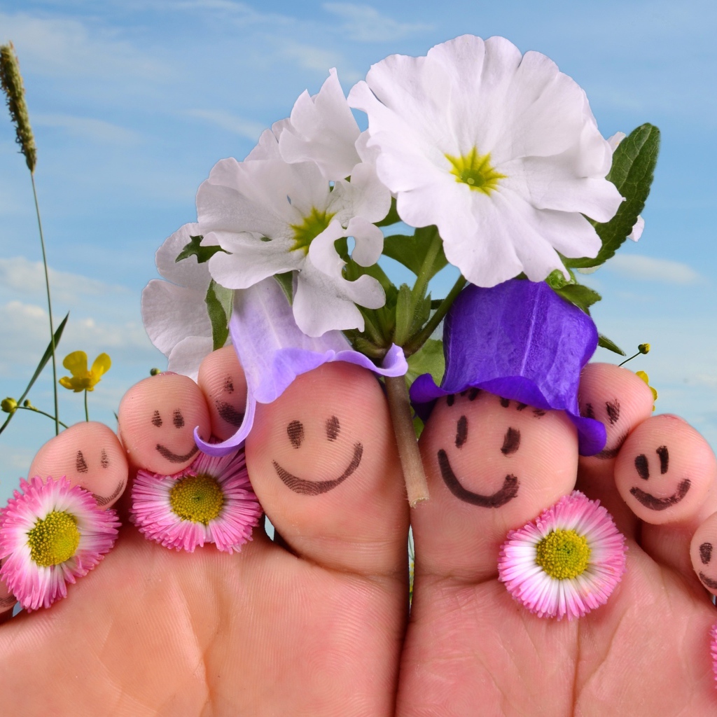 Мордочки нарисованные на ногах с цветами