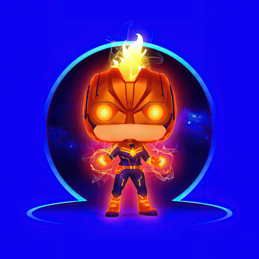 Супергерой капитан Марвел на голубом фоне 