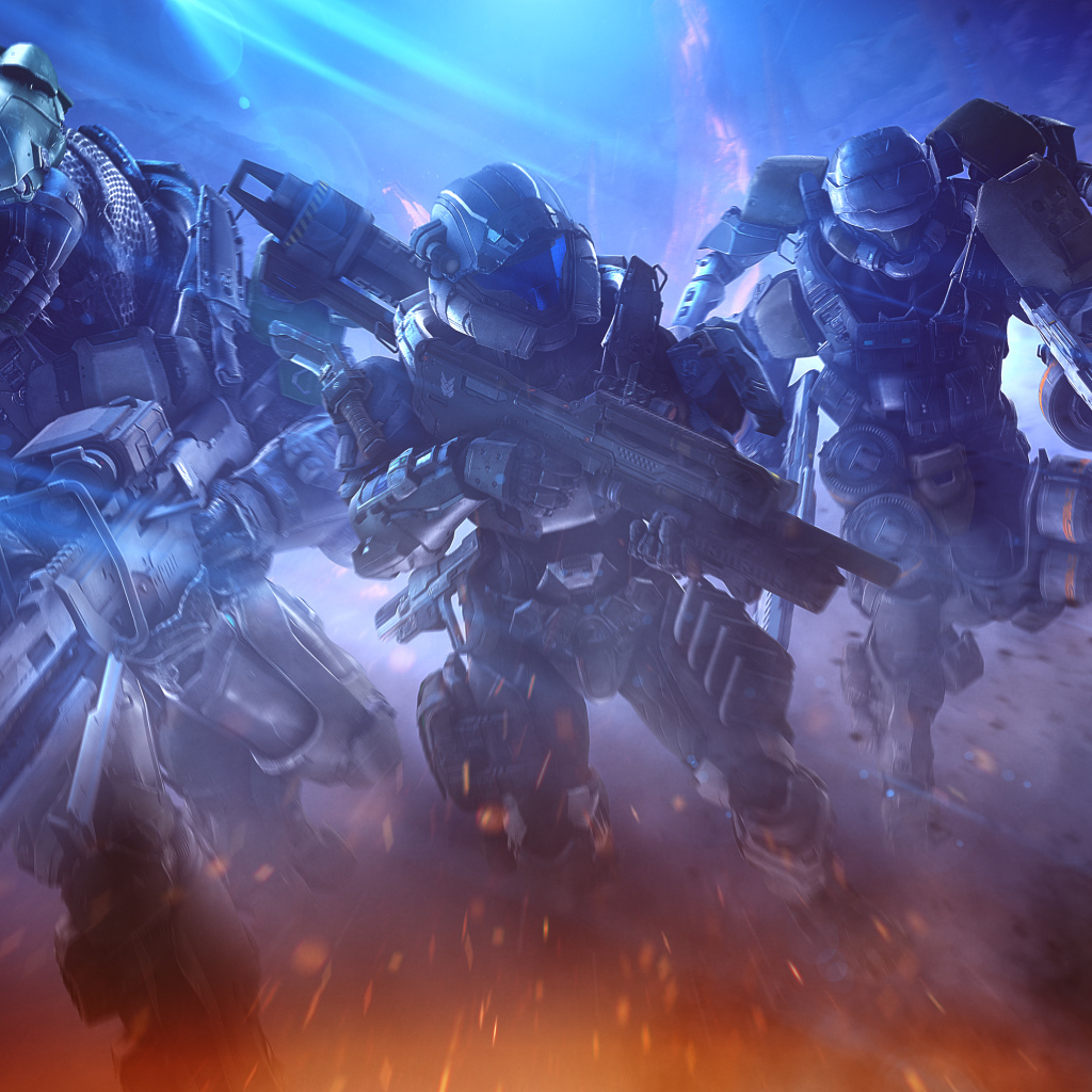 Три солдата с оружием бегут по земле