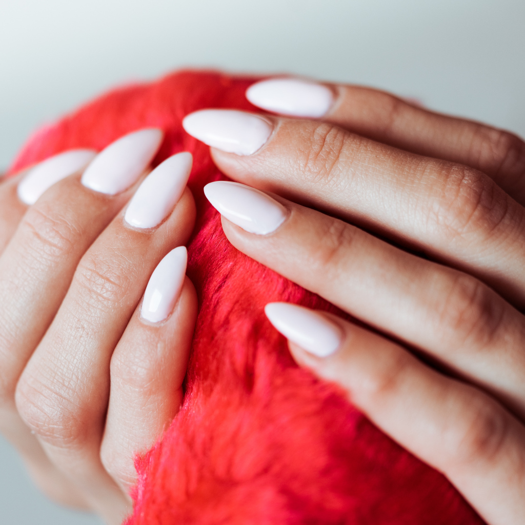 Красивый маникюр на руках у девушки 