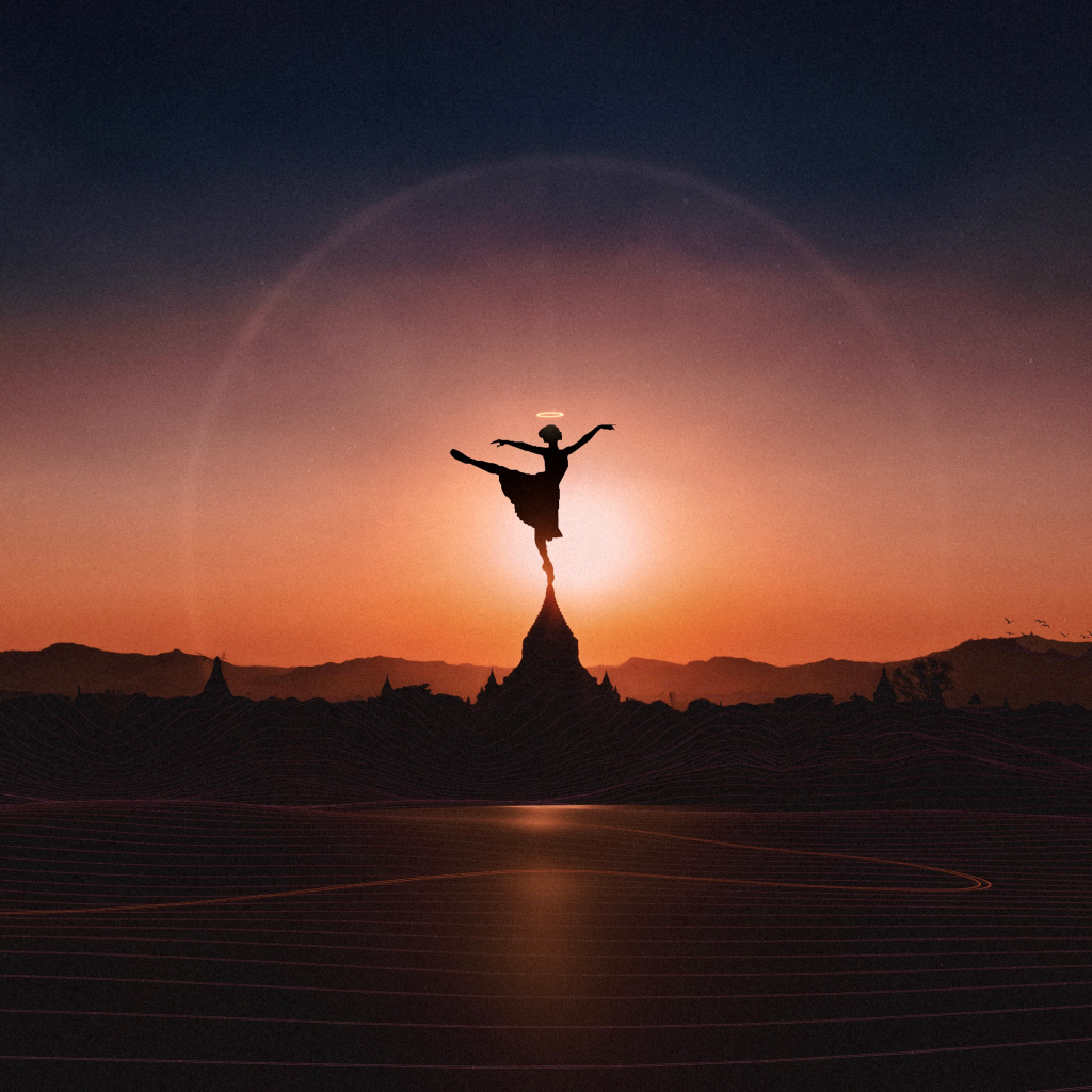 Девушка танцует балет на закате солнца