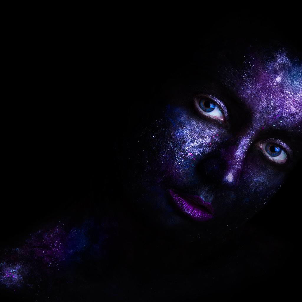 Девушка с красной на лице на черном фоне