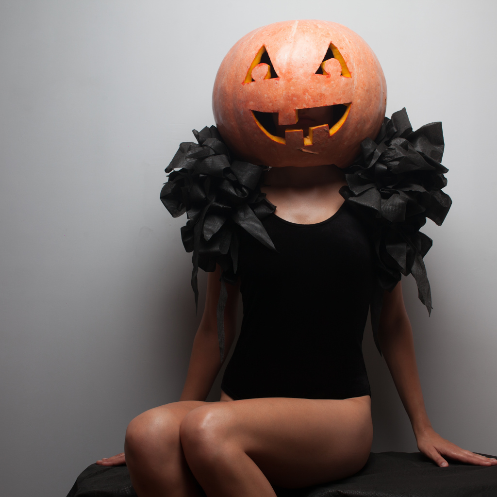 Девушка с тыквой на голове на Хэллоуин