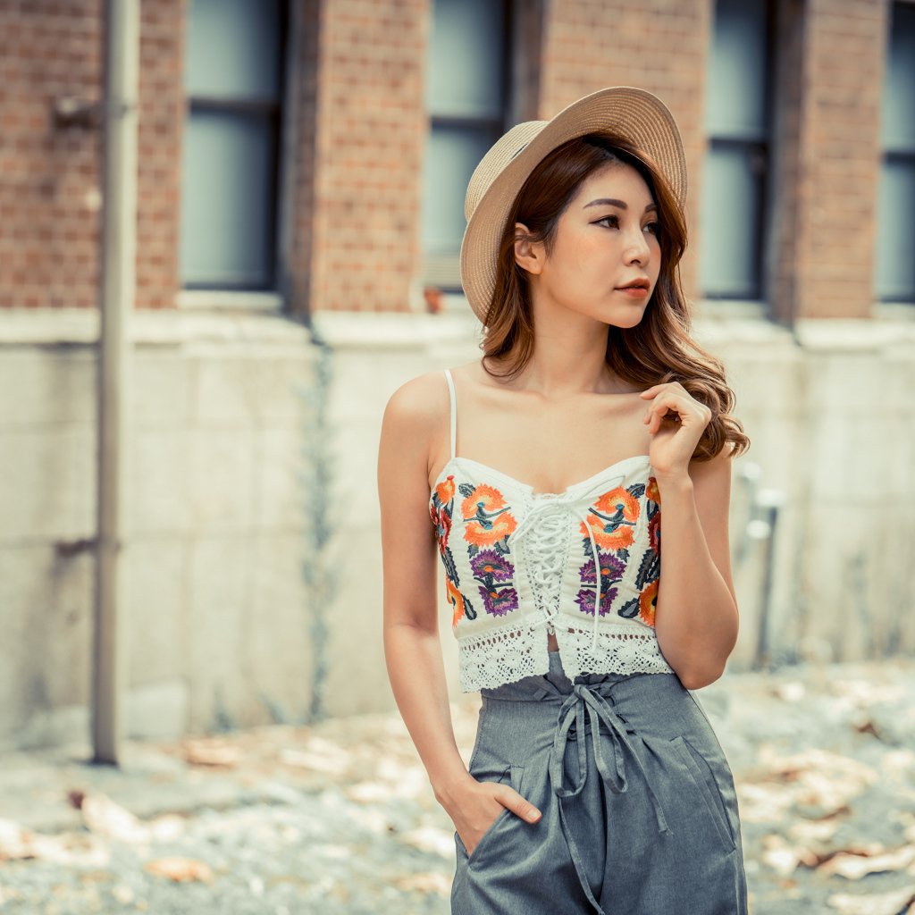 Взгляд длинноволосой азиатки на улице осенью 