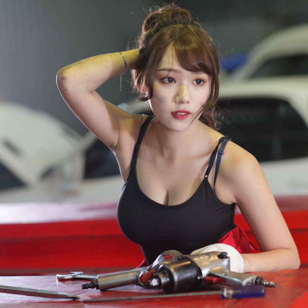 Девушка азиатка автослесарь  