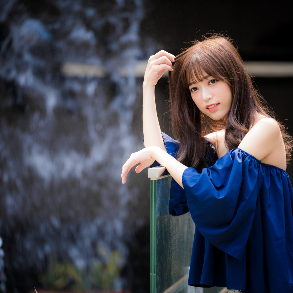 Девушка азиатка в синем красивом наряде