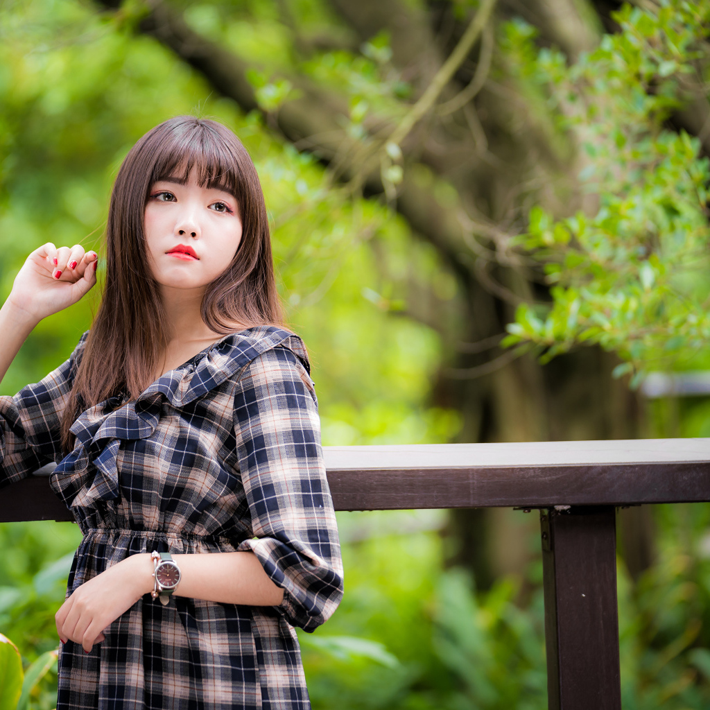 Девушка азиатка в платье в клеточку