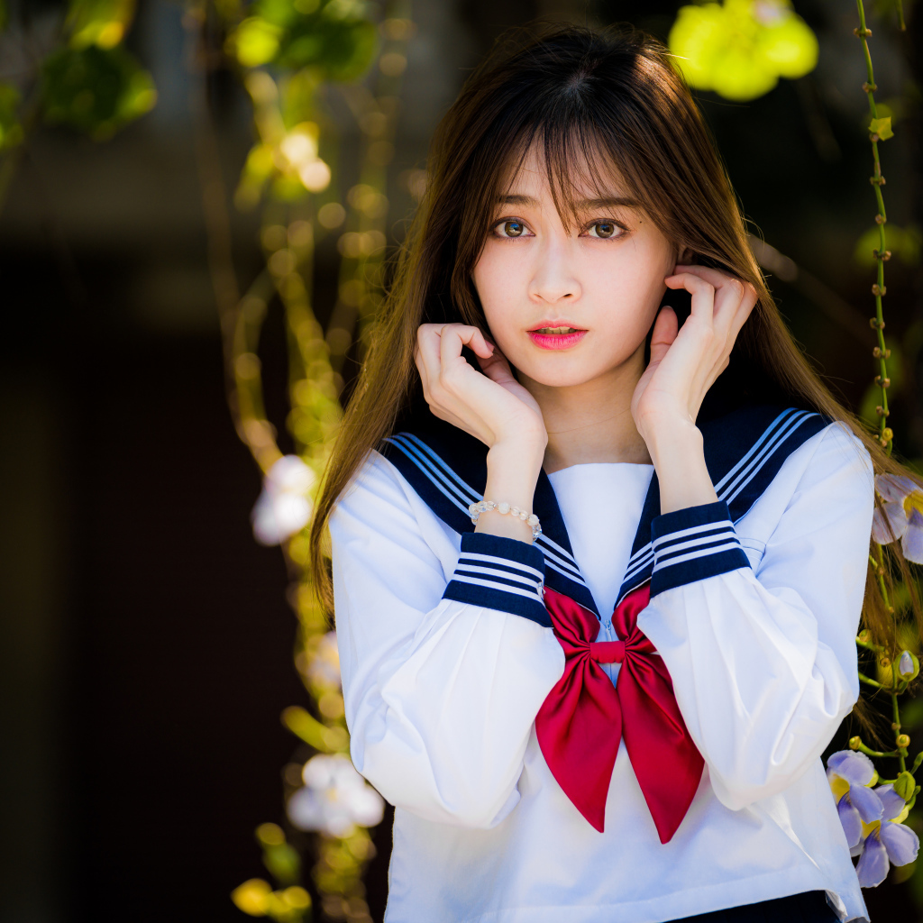 Девушка азиатка в рубашке с бантом 