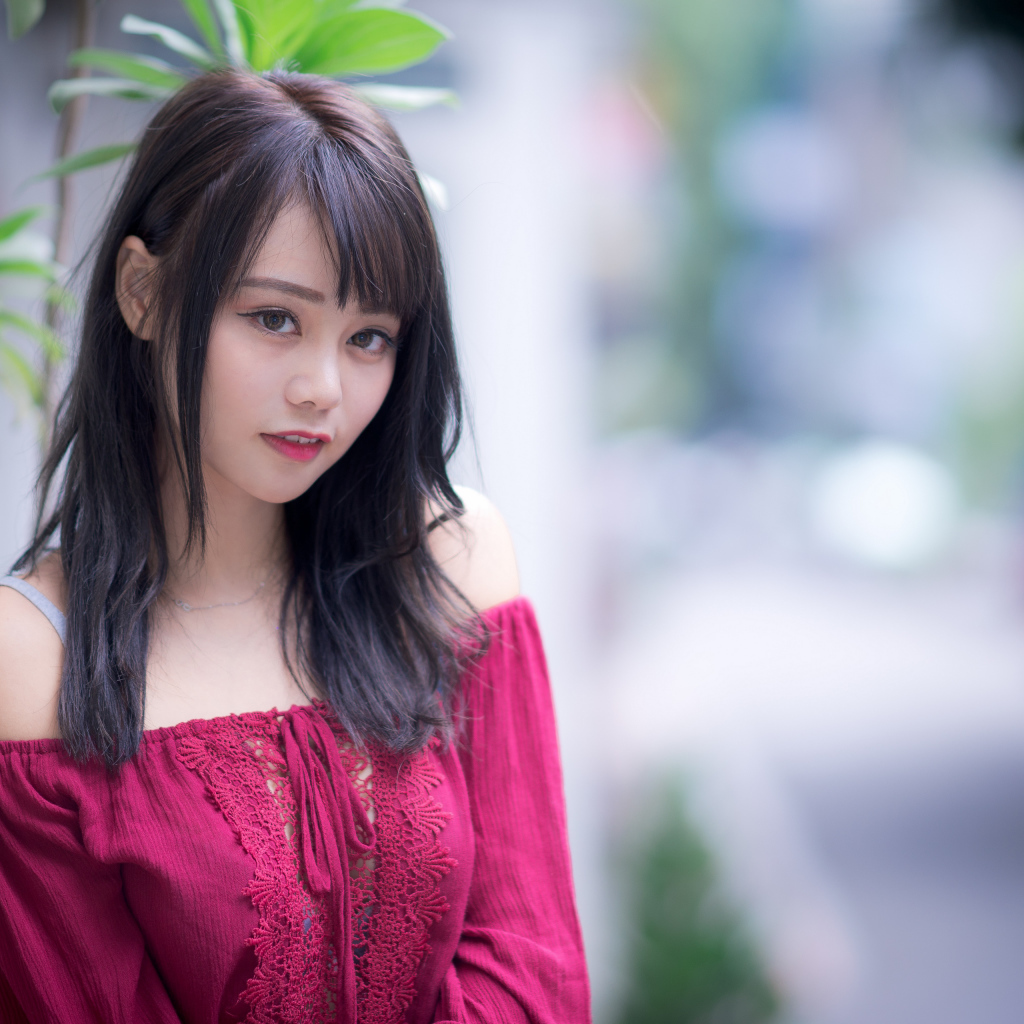 Девушка азиатка в красном платье с кружевом