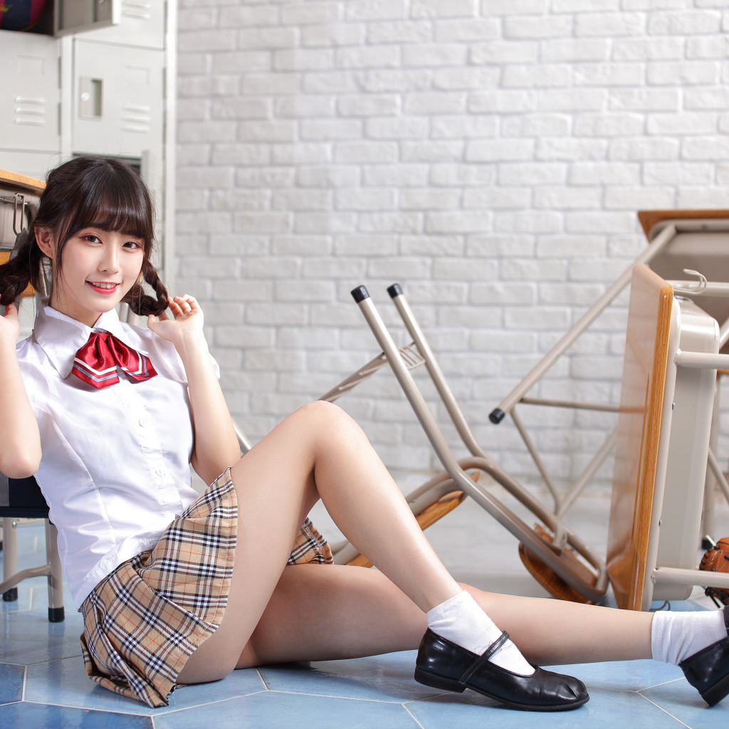 Девушка азиатка в школьной форме в классе