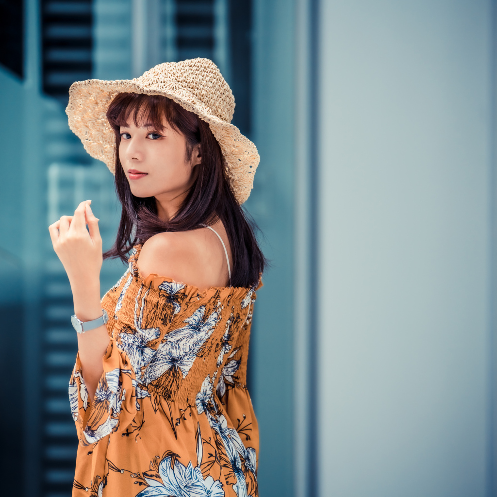Девушка азиатка в шляпе летом 