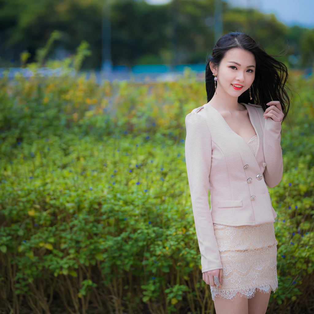 Девушка азиатка с очаровательной улыбкой в костюме 