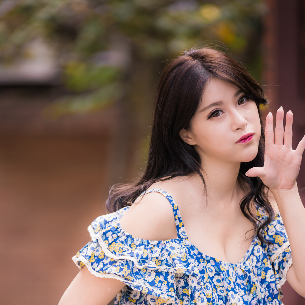 Девушка азиатка с поднятой рукой