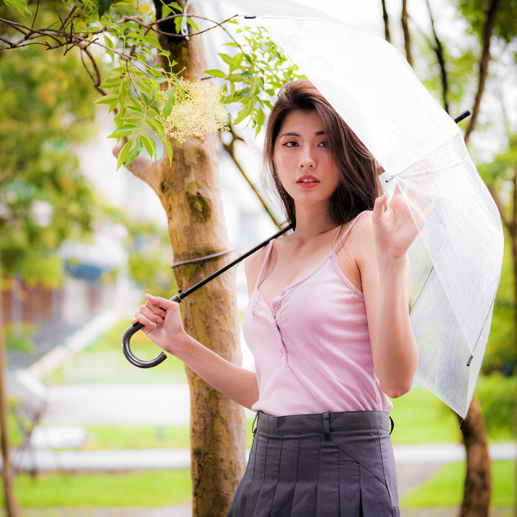 Девушка азиатка с зонтом руке 