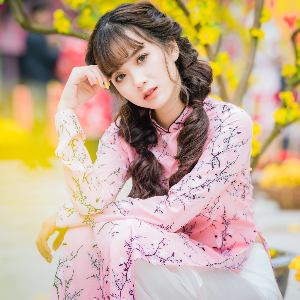 Красивая девушка азиатка в красивом розовом наряде в парке