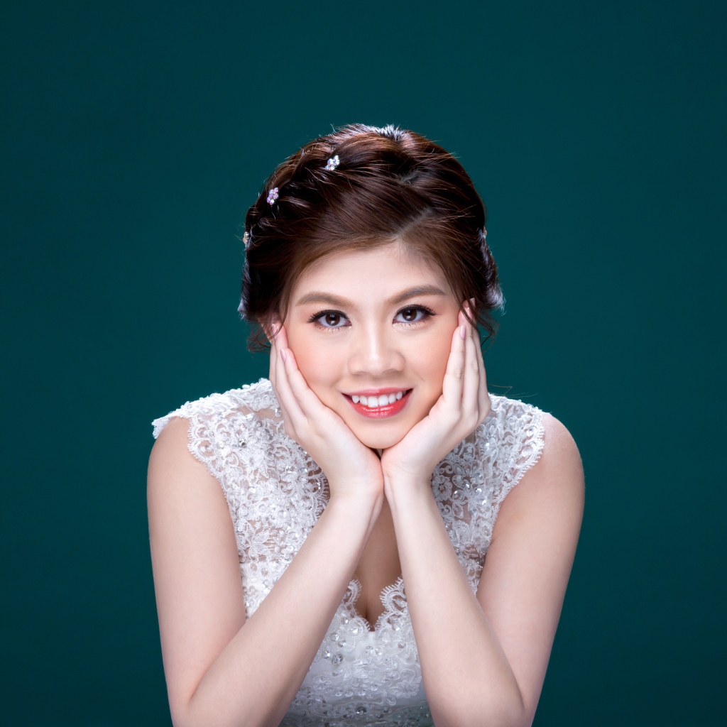 Красивая девушка азиатка в белом платье 