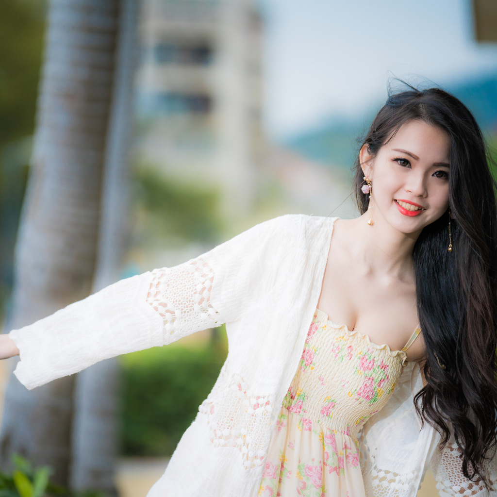 Красивая девушка азиатка в белой вязаной кофте