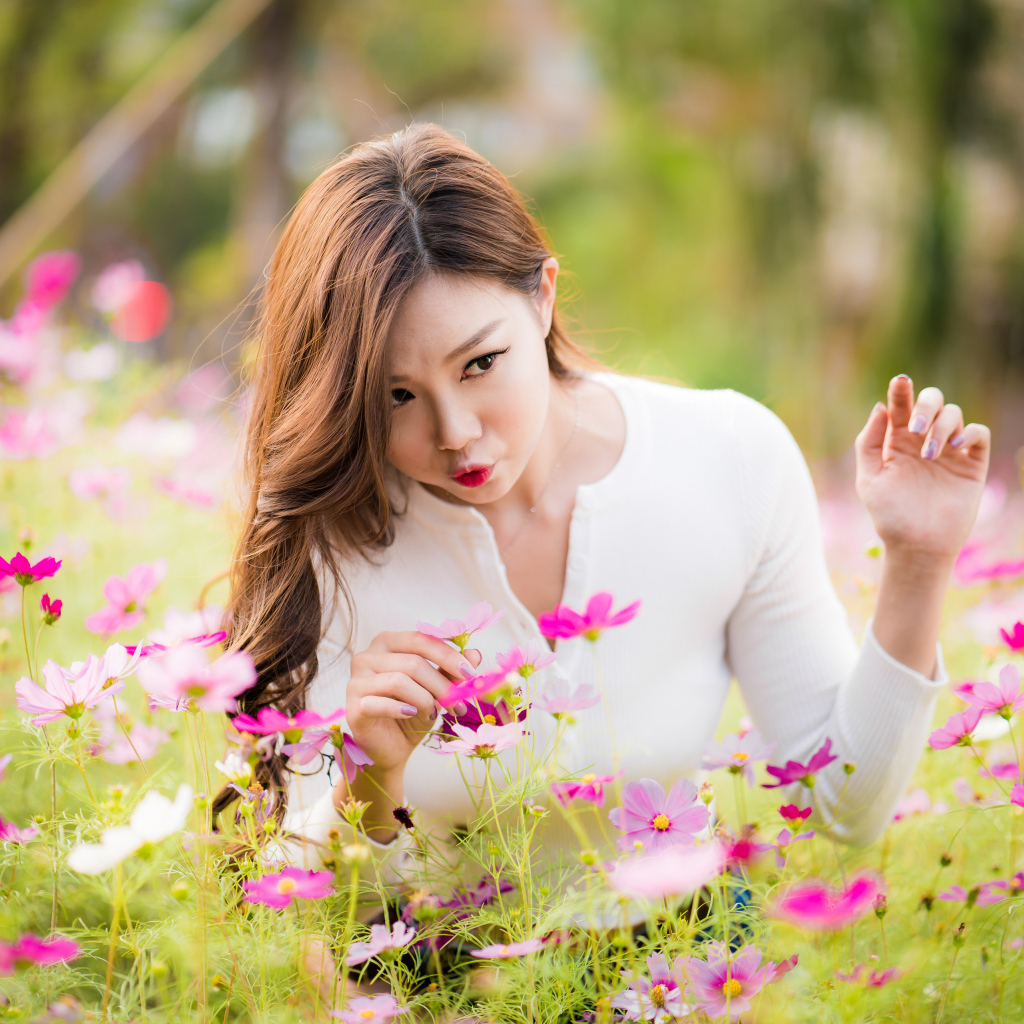 Красивая девушка азиатка в цветах космеи