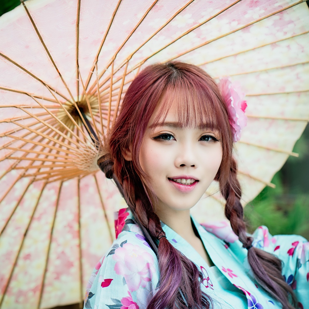 Красивая азиатка в большим зонтом 