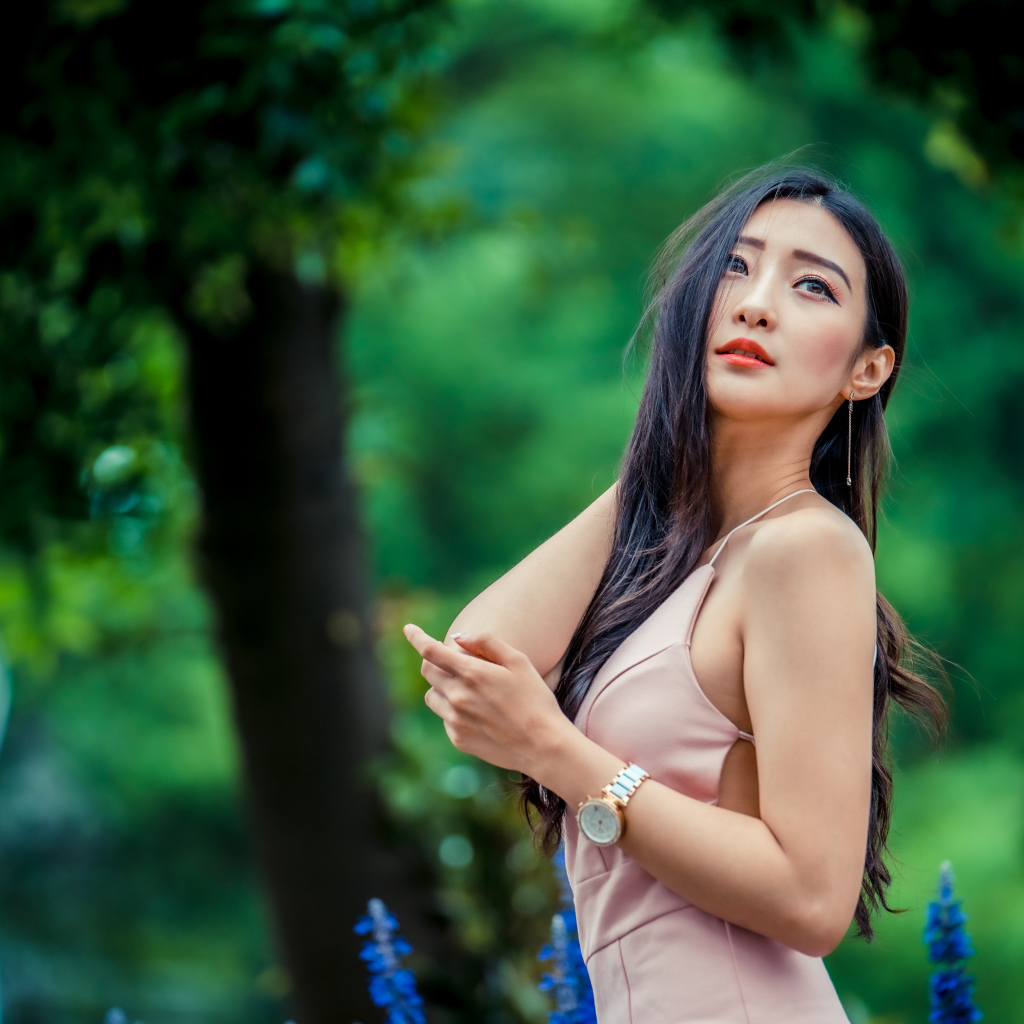 Красивая азиатка в розовом платье 