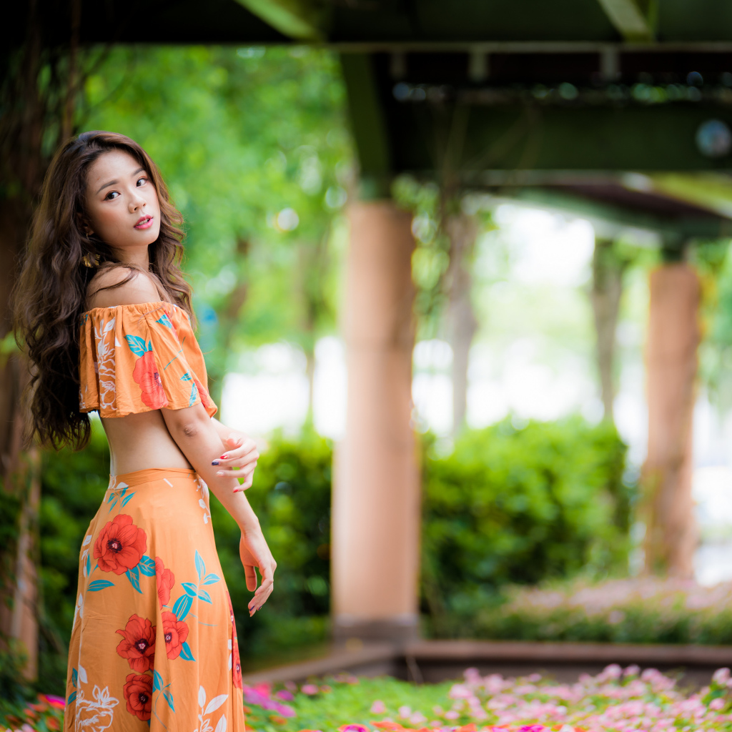 Красивая азиатка под мостом в костюме