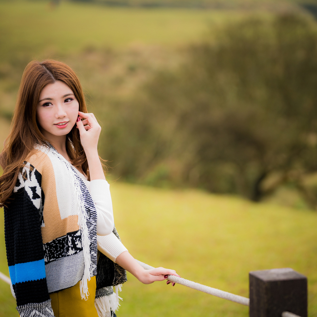 Красивая азиатка в теплой кофте 