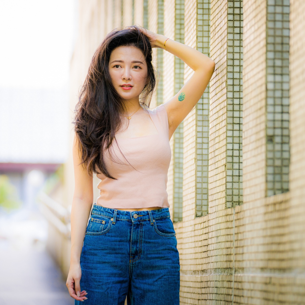 Красивая азиатка в синих джинсах