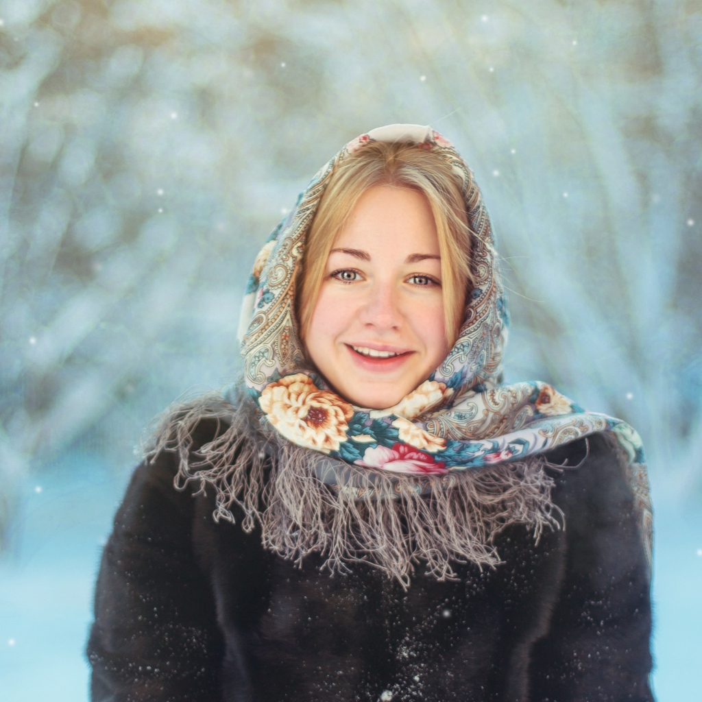 Красивая русская девушка на улице зимой 