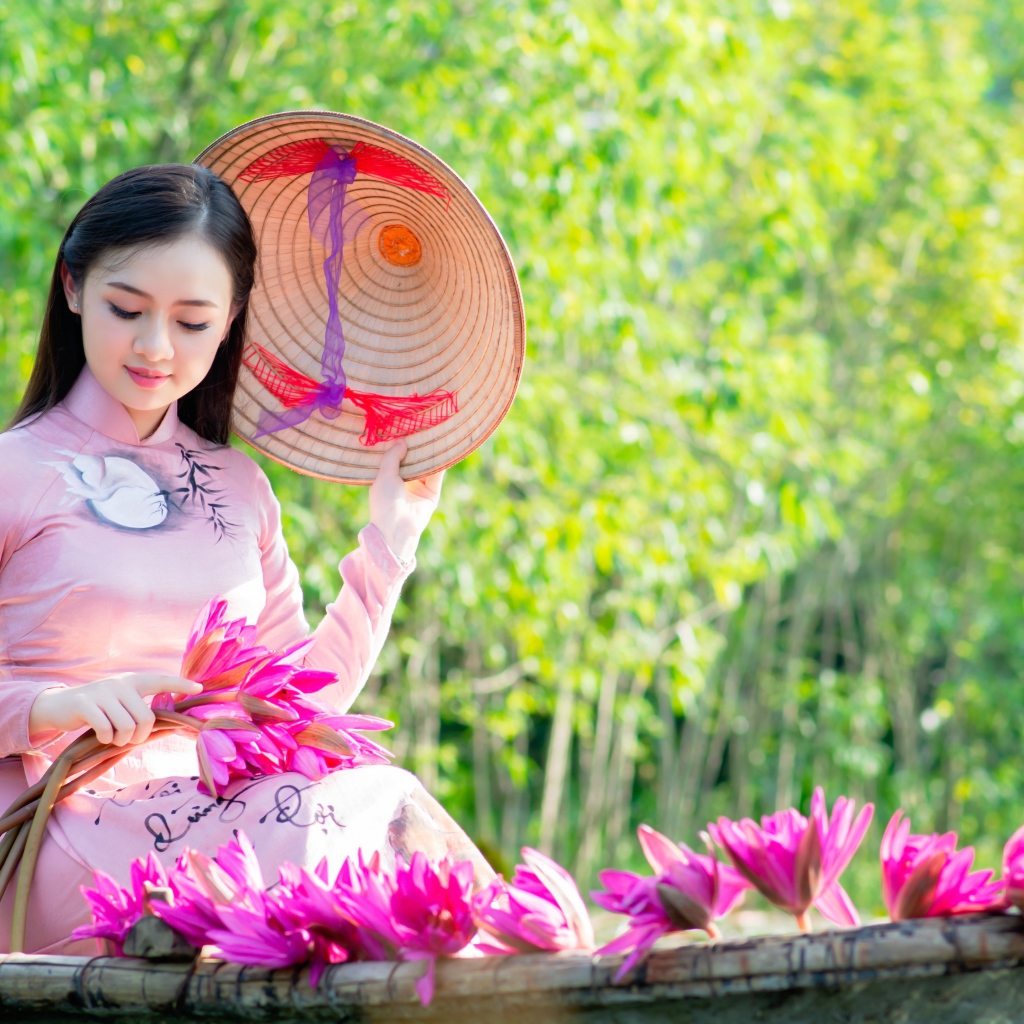 Красивая девушка азиатка в лодке с цветами лотоса 